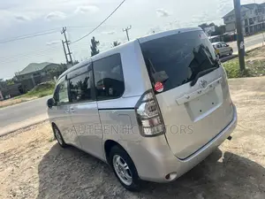 Toyota Voxy 2010 Silver