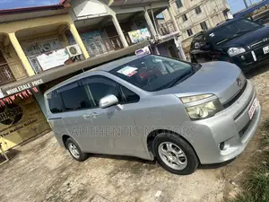 Toyota Voxy 2010 Silver