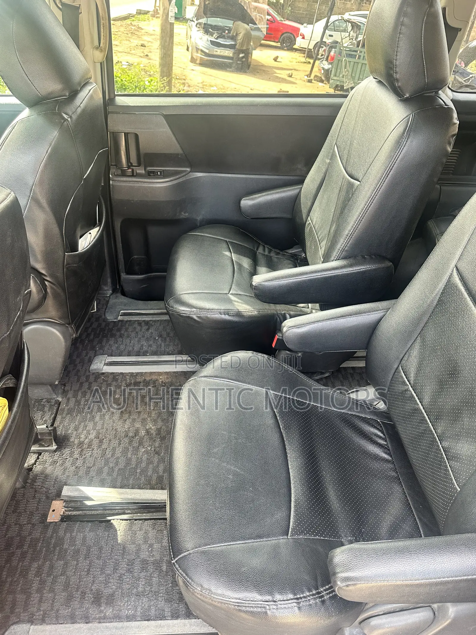 Toyota Voxy 2010 Silver