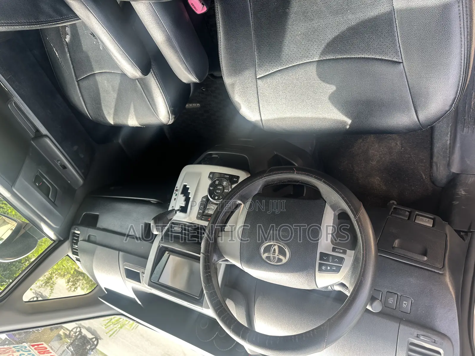 Toyota Voxy 2010 Silver