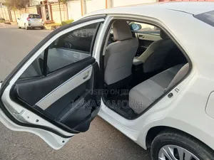 Toyota Corolla LE Eco 4dr Sedan (1.8L 4cyl CVT) 2016 White