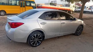 Toyota Corolla SE (1.8L 4cyl 6M) 2018 Gray