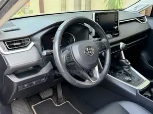Toyota RAV4 Hybrid 2024 Silver