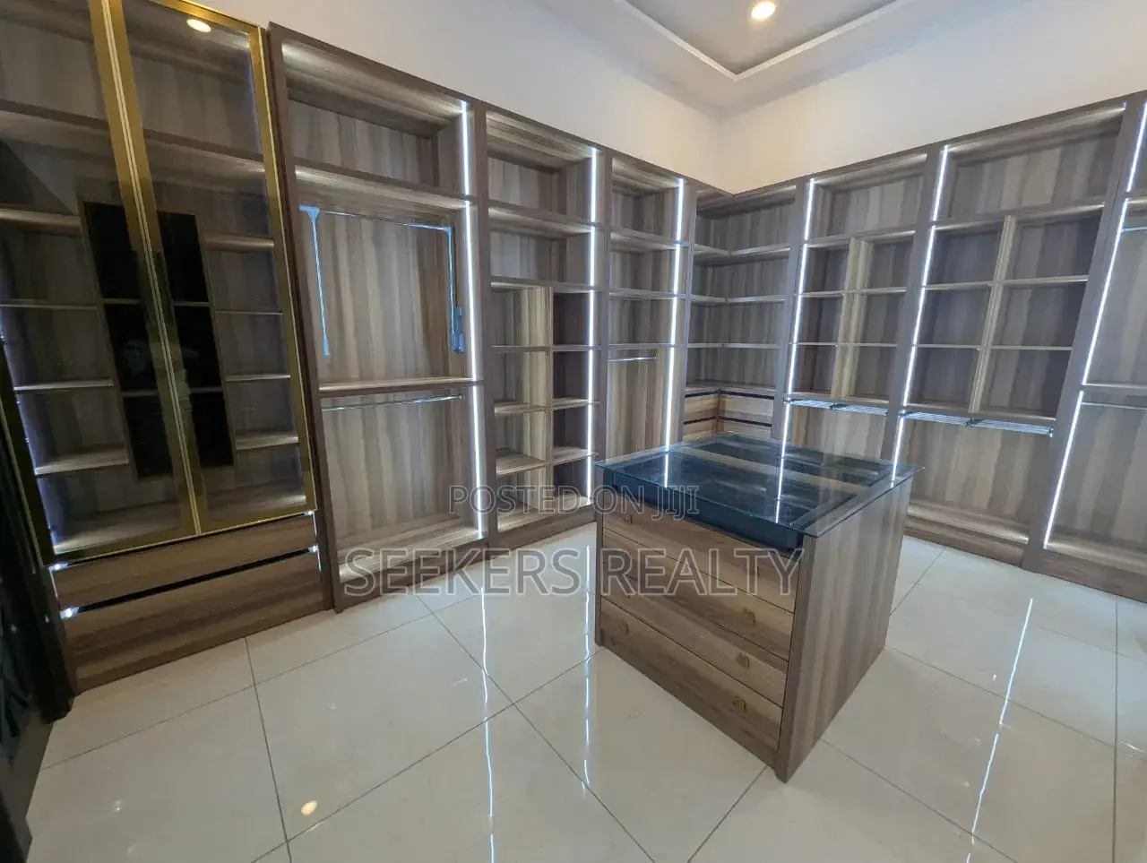5bdrm Mansion in Seekers Realty, Tseaddo for sale