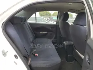 Toyota Yaris Base Sedan 4dr 2010 White