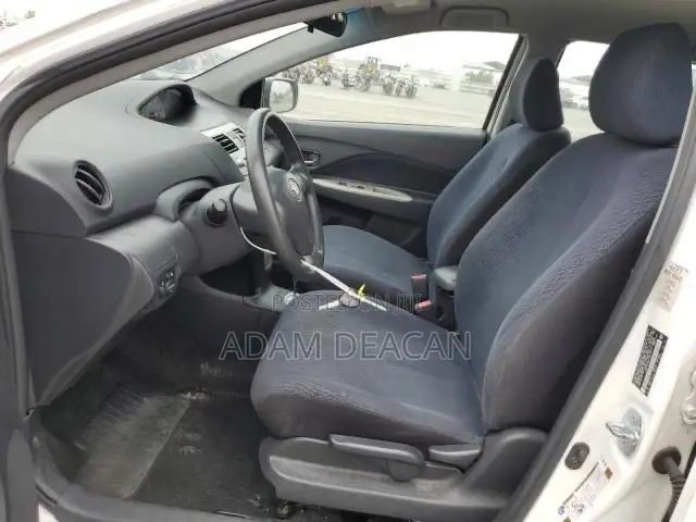 Toyota Yaris Base Sedan 4dr 2010 White