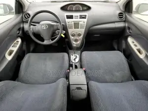 Toyota Yaris Base Sedan 4dr 2010 White