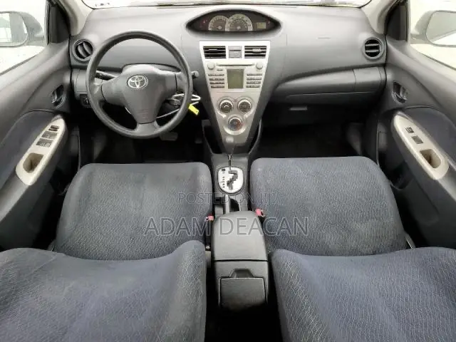 Toyota Yaris Base Sedan 4dr 2010 White