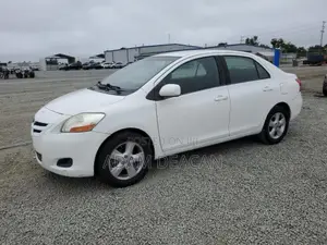 Toyota Yaris Base Sedan 4dr 2010 White