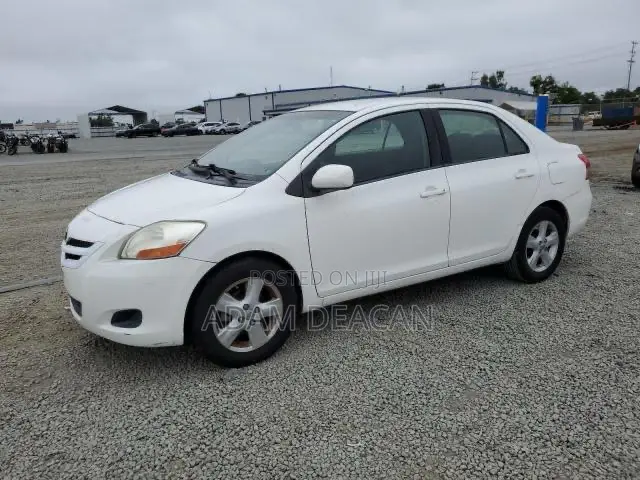 Toyota Yaris Base Sedan 4dr 2010 White