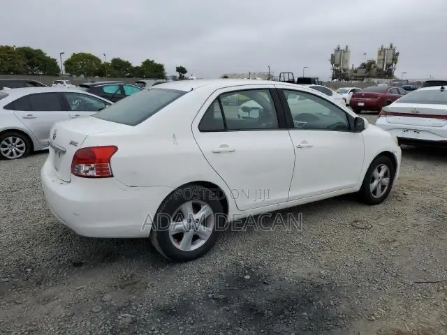 Toyota Yaris Base Sedan 4dr 2010 White