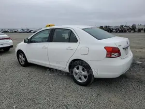 Toyota Yaris Base Sedan 4dr 2010 White