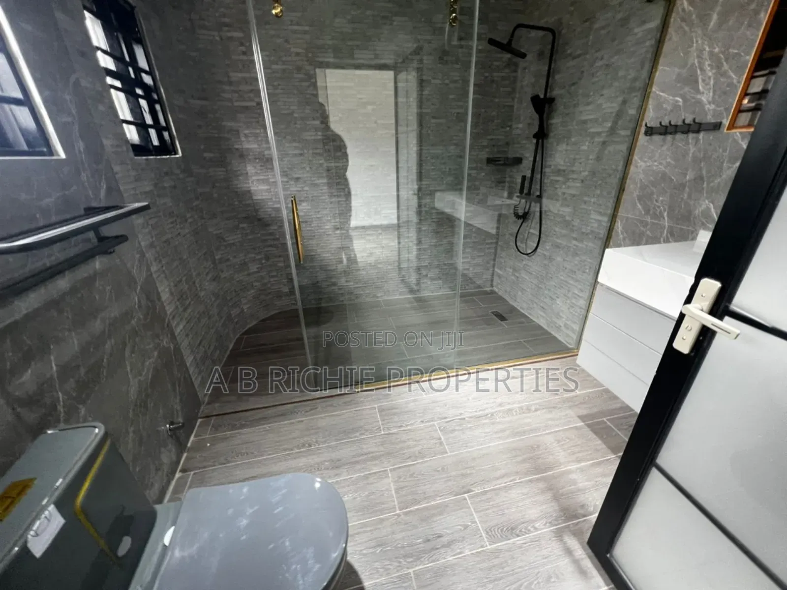 5bdrm Bungalow in Ab Richie Properties, Tseaddo for rent