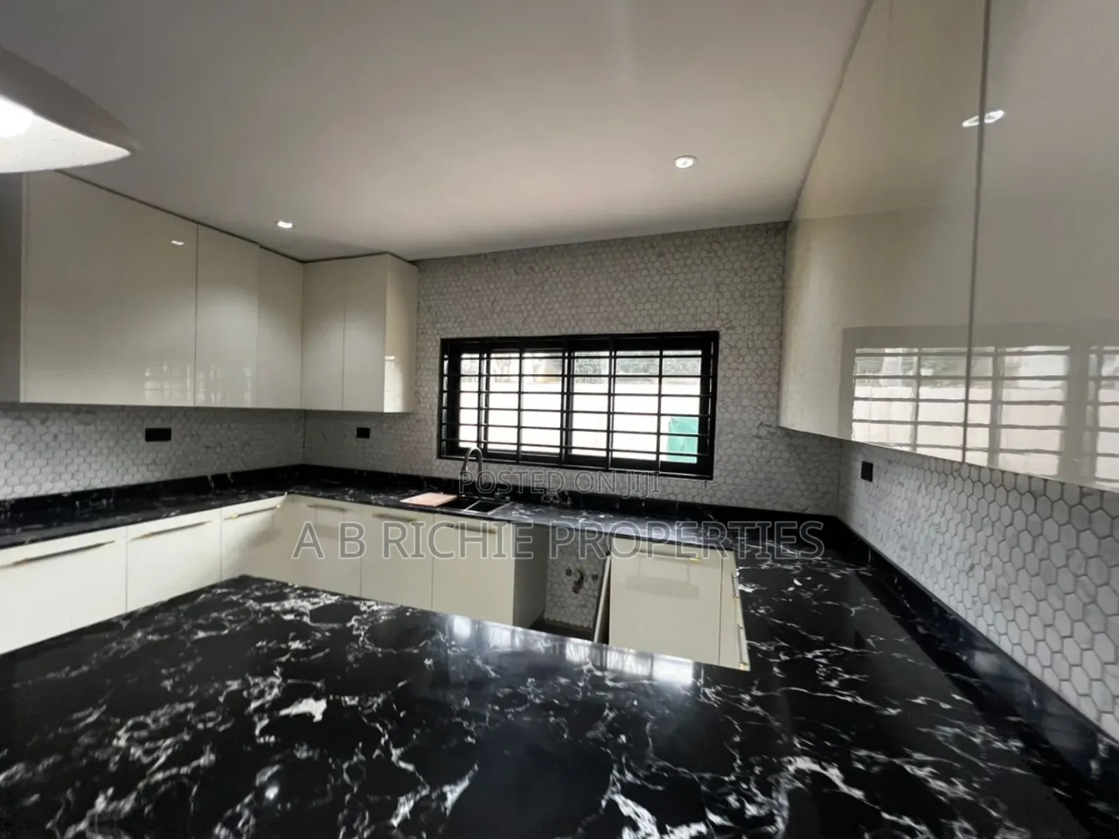 5bdrm Bungalow in Ab Richie Properties, Tseaddo for rent