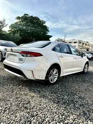 Toyota Corolla SE (1.8L 4cyl 2A) 2018 White