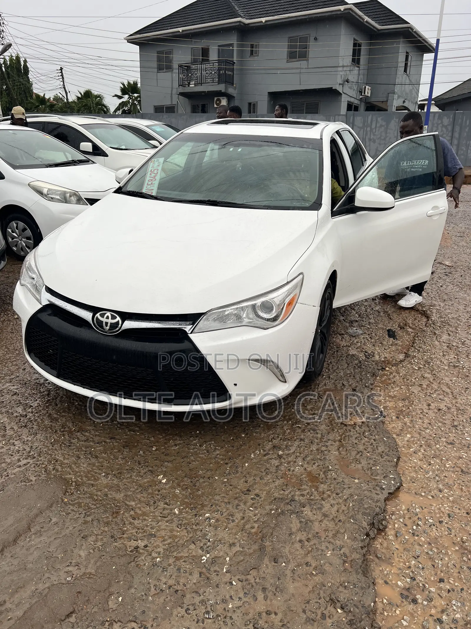 Toyota Camry SE 4dr Sedan (2.5L 4cyl 6A) 2015 White