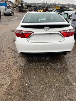 Toyota Camry SE 4dr Sedan (2.5L 4cyl 6A) 2015 White