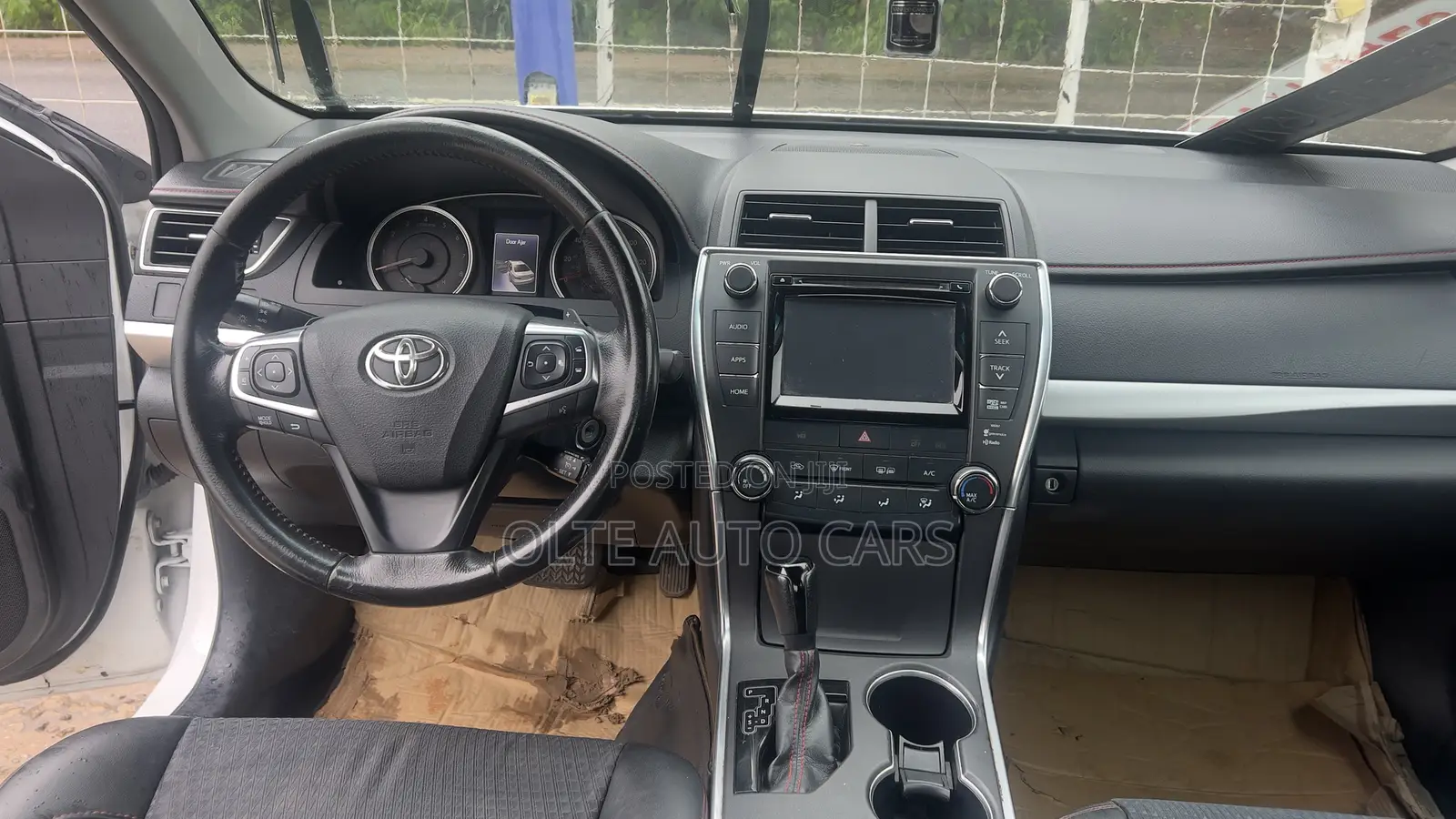 Toyota Camry SE 4dr Sedan (2.5L 4cyl 6A) 2015 White
