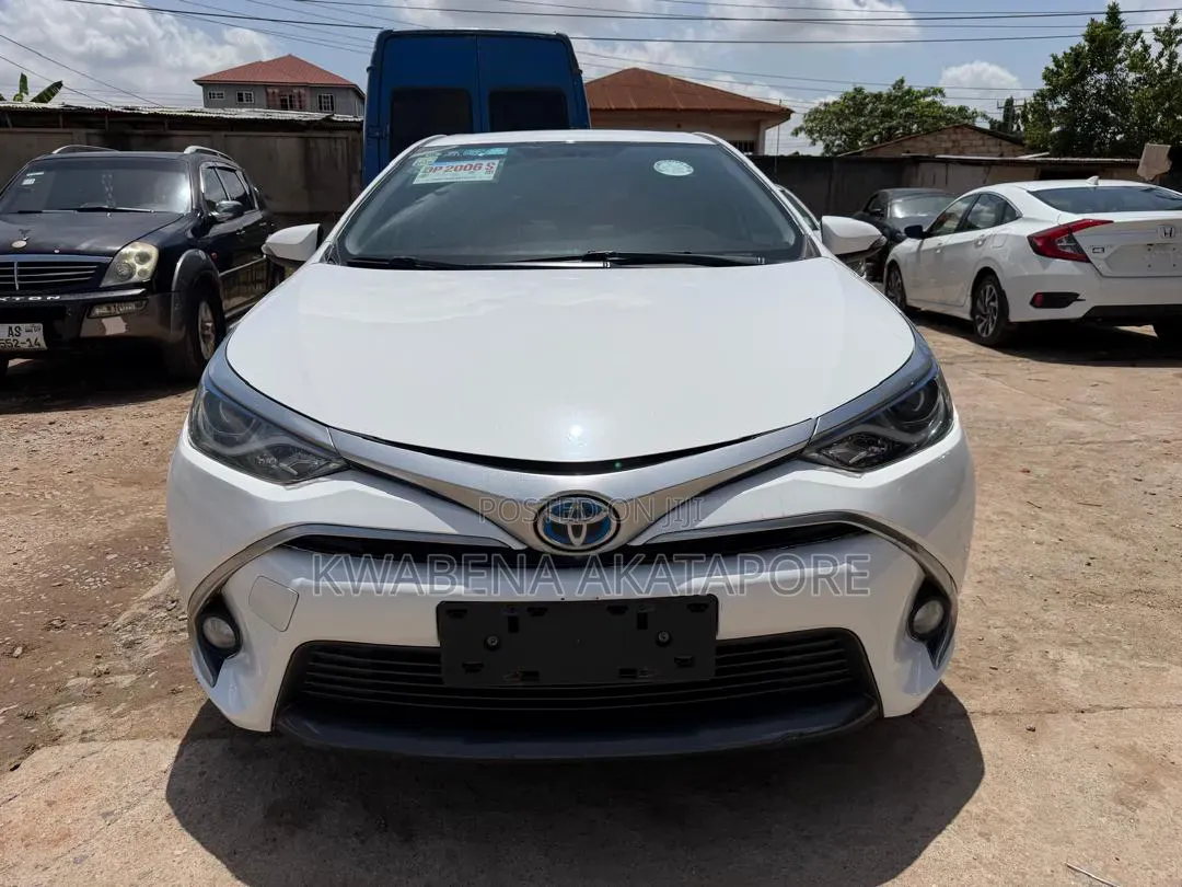 Toyota Corolla XLE (1.8L 4cyl 2A) 2018 White