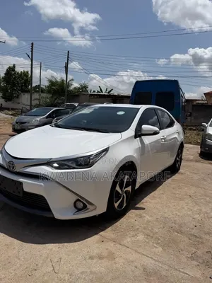Toyota Corolla XLE (1.8L 4cyl 2A) 2018 White