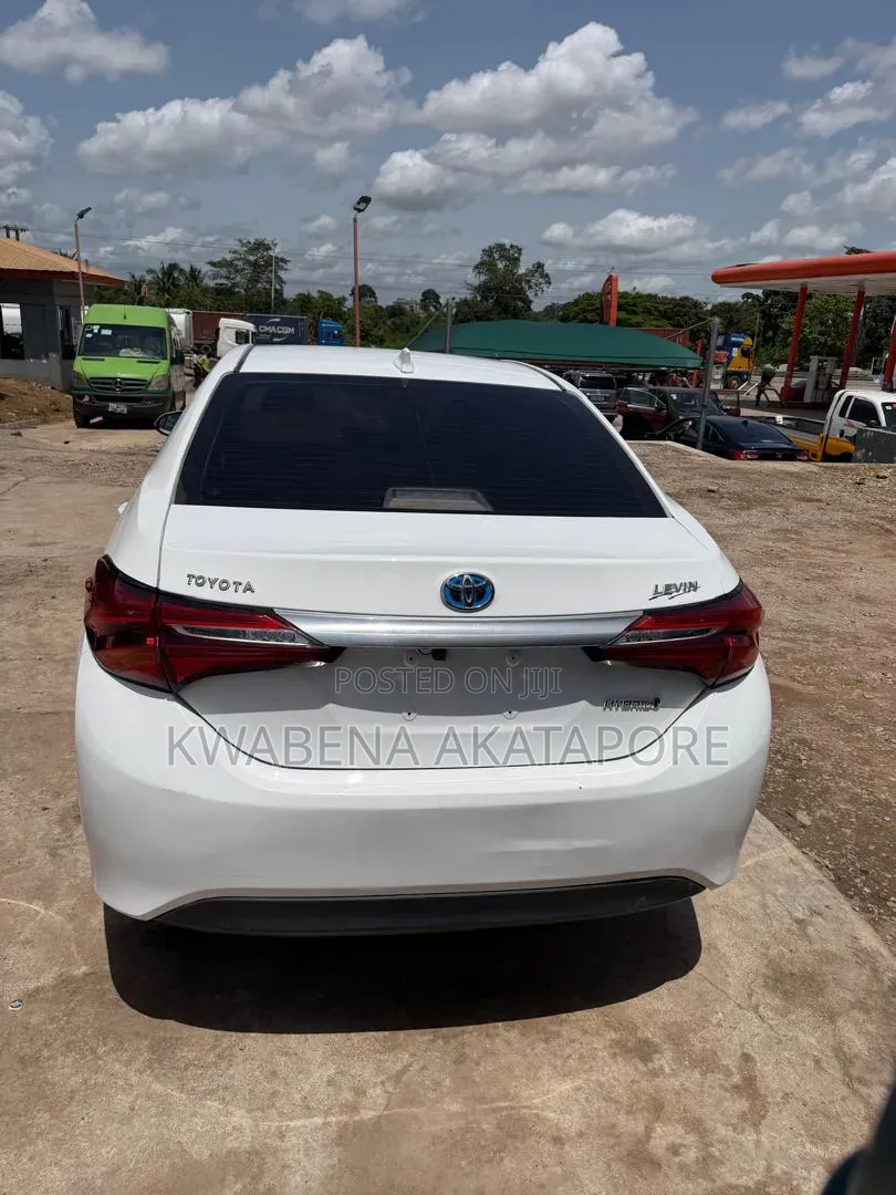 Toyota Corolla XLE (1.8L 4cyl 2A) 2018 White