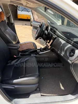 Toyota Corolla XLE (1.8L 4cyl 2A) 2018 White