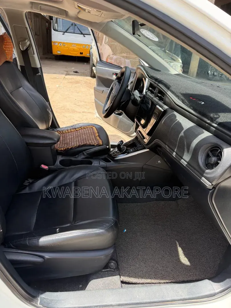 Toyota Corolla XLE (1.8L 4cyl 2A) 2018 White