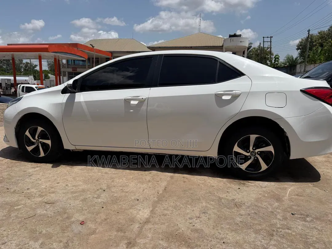 Toyota Corolla XLE (1.8L 4cyl 2A) 2018 White