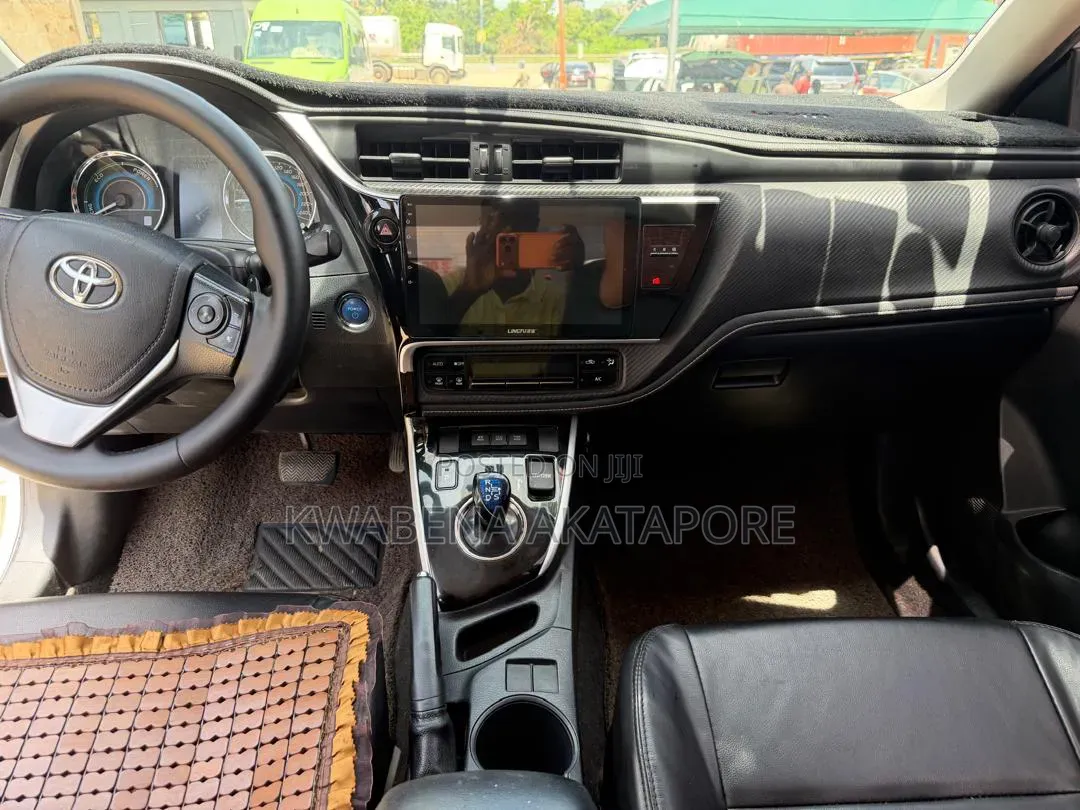 Toyota Corolla XLE (1.8L 4cyl 2A) 2018 White