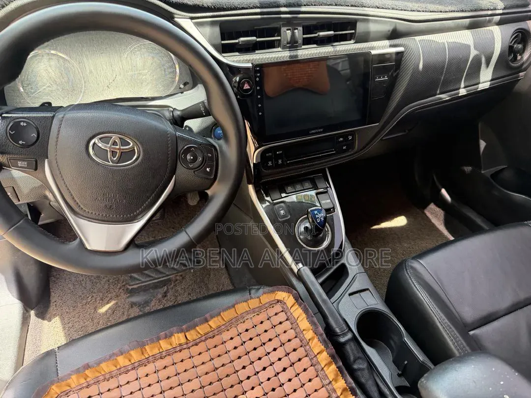Toyota Corolla XLE (1.8L 4cyl 2A) 2018 White