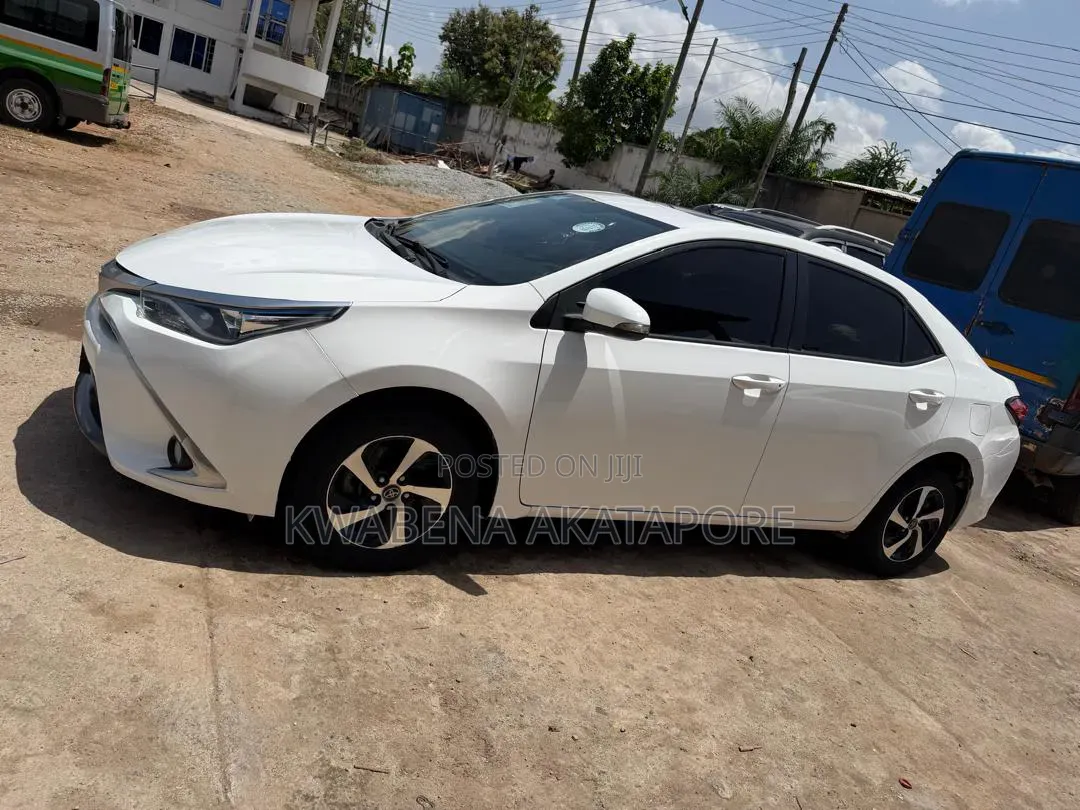 Toyota Corolla XLE (1.8L 4cyl 2A) 2018 White