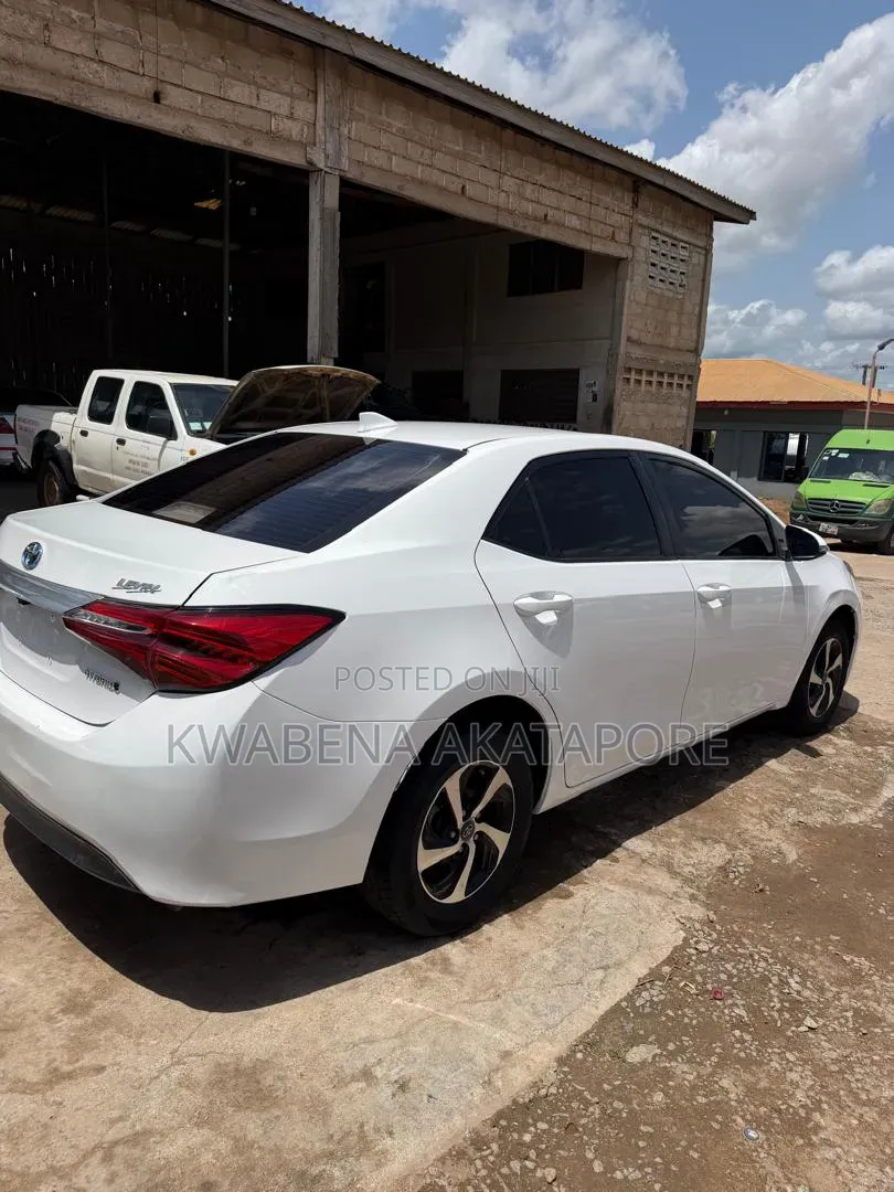 Toyota Corolla XLE (1.8L 4cyl 2A) 2018 White