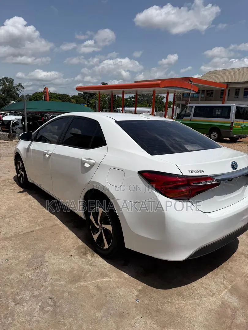Toyota Corolla XLE (1.8L 4cyl 2A) 2018 White