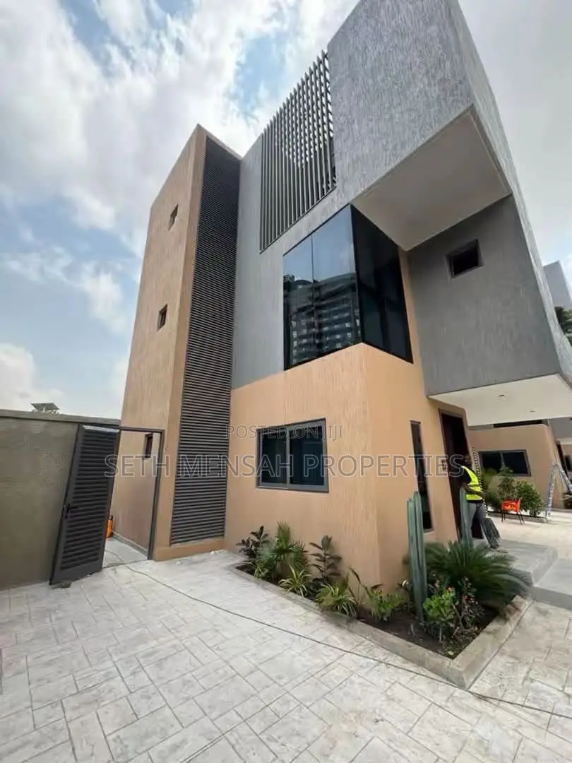 4bdrm House in 4 Bedroom Townhouse, Airport Residential Area for sale