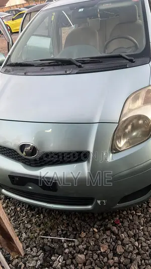 Toyota Vitz 2010 Pearl