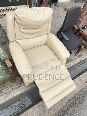 Single Leather Sofa With a Neck Cushion and an Adjustable Leg Stretch