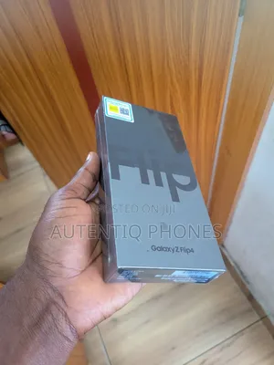 New Samsung Galaxy Z Flip4 256 GB Gray