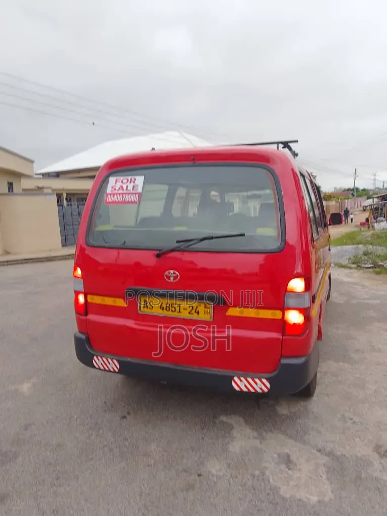 Toyota HiAce 2001 Red