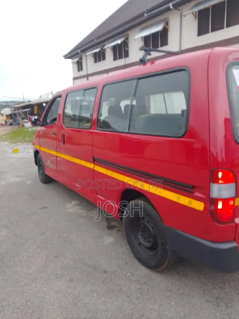 Toyota HiAce 2001 Red