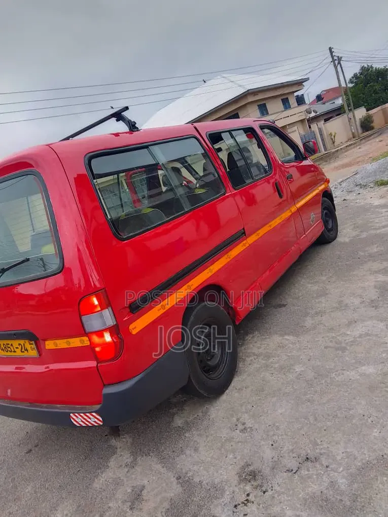 Toyota HiAce 2001 Red