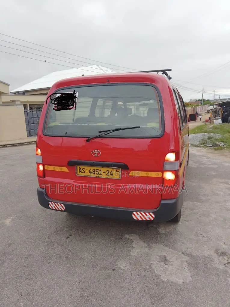 Toyota HiAce 2005 Red