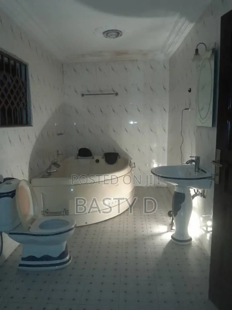 5bdrm House in Lakeside for sale