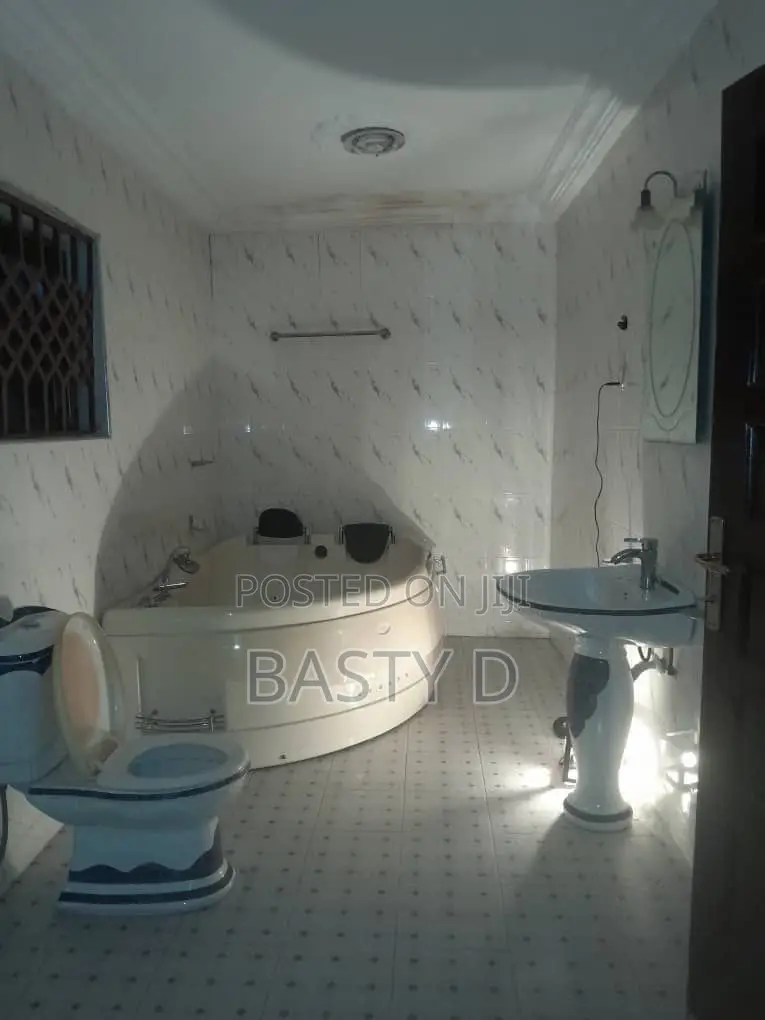 5bdrm House in Lakeside for sale