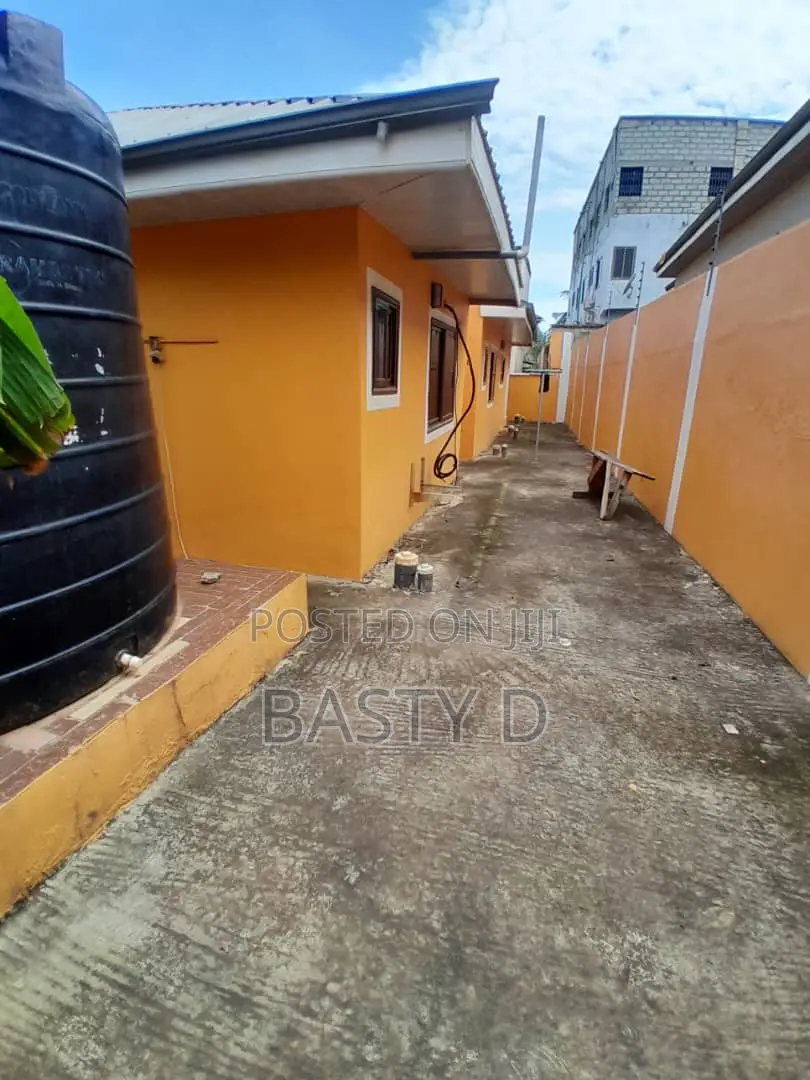 5bdrm House in Lakeside for sale