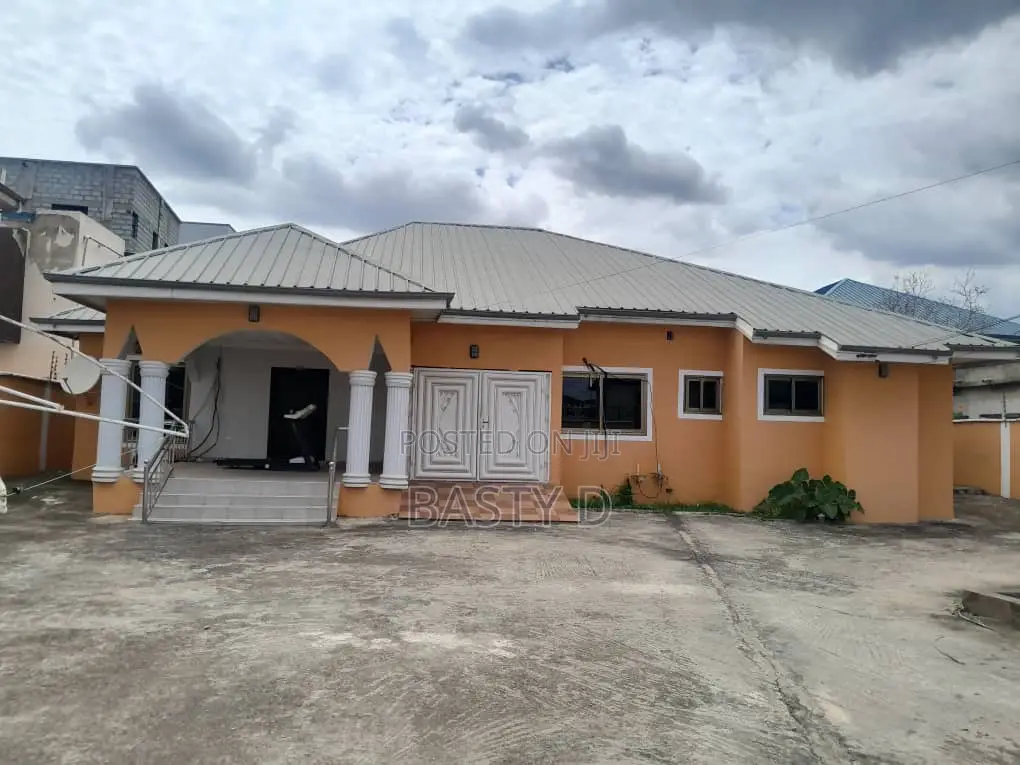 5bdrm House in Lakeside for sale