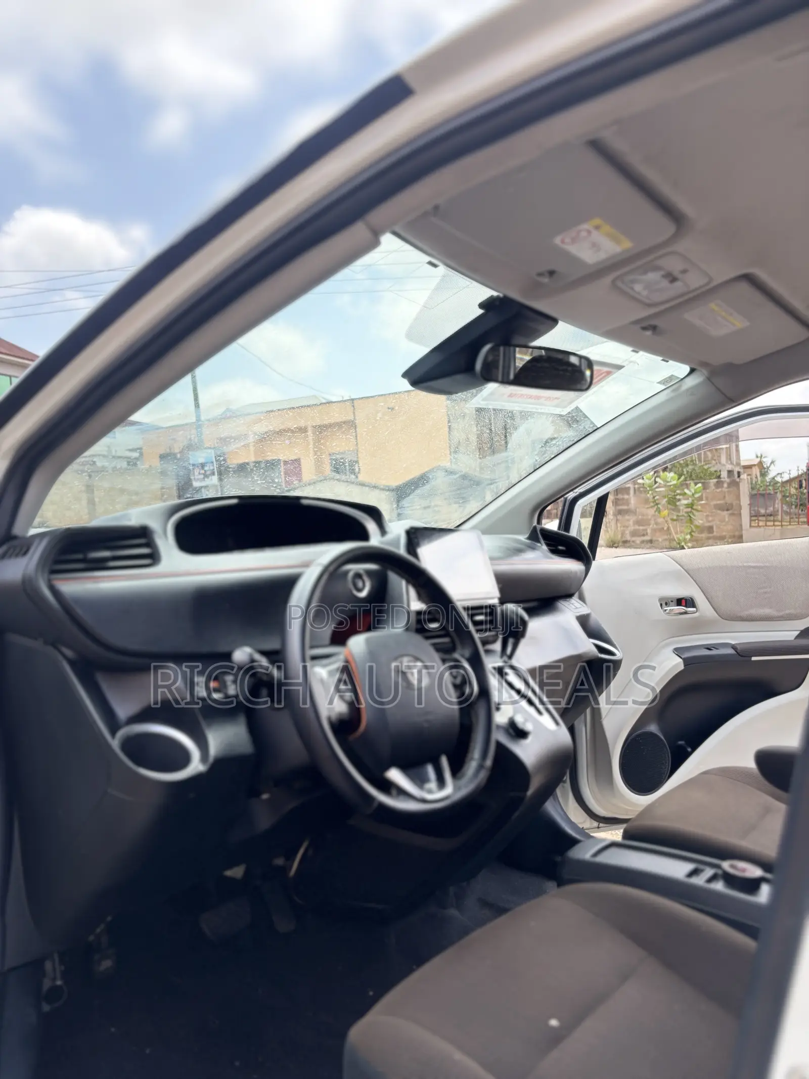 Toyota Sienta 1.5 FWD 2015 White