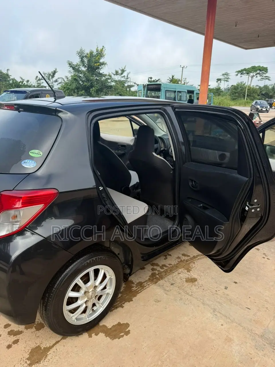 Toyota Vitz 1.3 AWD 5dr 2012 Black