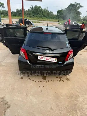 Toyota Vitz 1.3 AWD 5dr 2012 Black