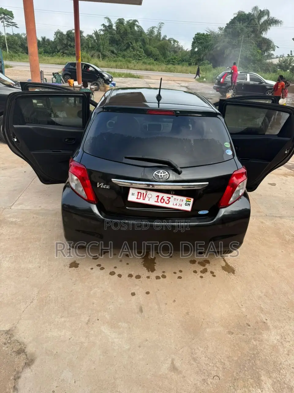 Toyota Vitz 1.3 AWD 5dr 2012 Black