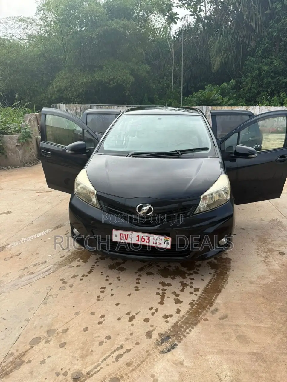 Toyota Vitz 1.3 AWD 5dr 2012 Black
